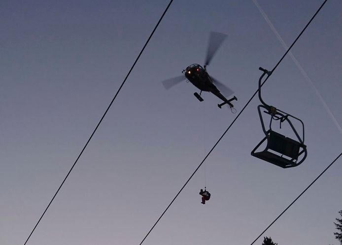 The photo provided by Austrian army shows a helicopter rescuing people from a broken chairlift at the Kreischberg mountain in the southern Austrian province Styria Monday, Jan. 29, 2018. Austrian police say that more than 100 skiers who are stuck on a broken chairlift in central Austria are being rescued with helicopters. (Bundesheer via AP)