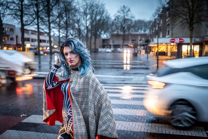 Dragqueen Emily Salvia op de plek waar een regenboogpad zou komen in Son.