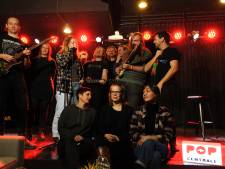 Optreden in eigen land kon niet, dus stapte deze band met gitaren en al in het vliegtuig naar Zweden