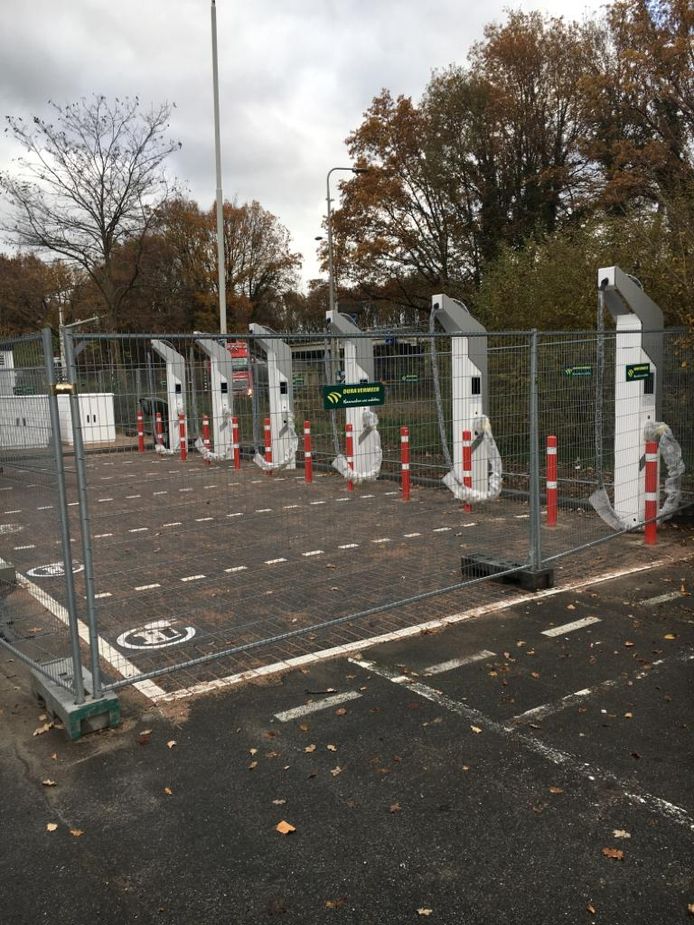 Op het parkeerterrein aan de Beneluxweg plaatst het Duitse bedrijf Ionity zes snelladers voor elektrische auto's. Ionity is een samenwerkingsverband van onder meer de BMW groep, Daimler, Ford, Volkwagen groep en Hyundai.