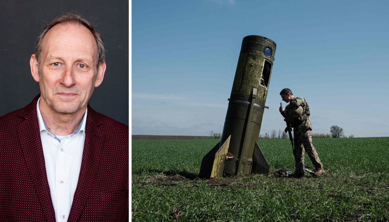 Links: Mart de Kruif. Rechts: Een Oekraïense soldaat onderzoekt een Russische raket die terechtkwam op een veld in Bohodarove, gelegen in het oosten van Oekraïne. Beeld Brunopress, AFP