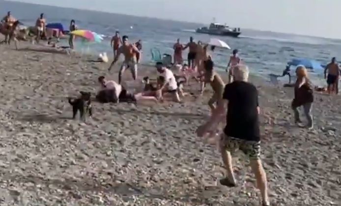 Strandgasten konden een van de drugssmokkelaars tegen de grond werken.