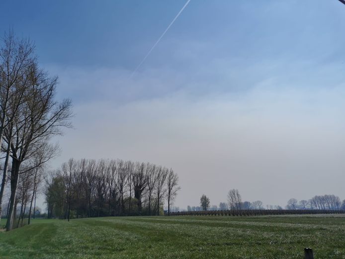 De rookpluim trok onder meer over Kruibeke.