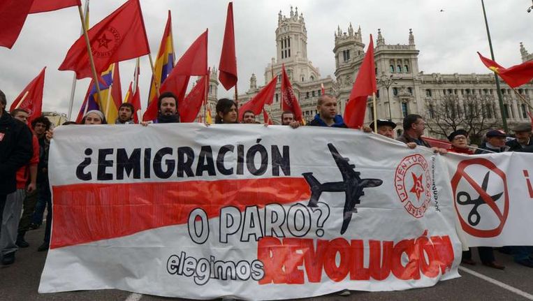 Demonstratie in Madrid ter gelegenheid van de Dag van de Arbeid. Emigreren of werk. Wij kiezen de revolutie, staat op het spandoek te lezen. Beeld afp