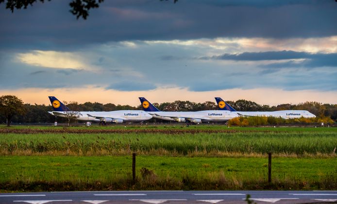 Drie geparkeerde Boeings van Lufthansa  op Twente Airport.