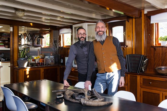 Steve en Daniël aperitieven en barbecueën dikwijls op het dek van hun boot.