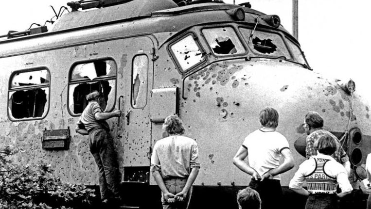 Zes Molukse treinkapers zijn in 1977 door in totaal 144 kogels gedood. De nota waarin dat staat is door het ministerie 35 jaar lang geheim gehouden. Dat blijkt uit een nog niet openbaar dossier over de treinkaping in het Nationaal Archief, dat de Volkskrant heeft ingezien. Beeld anp