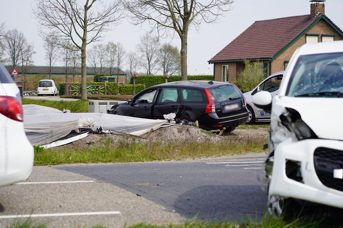 Auto belandt in aspergeveld in Rijen bij botsing.