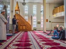 Moslimorganisaties vragen burgemeester te stoppen met volgacties: ‘Discriminerend en illegaal’