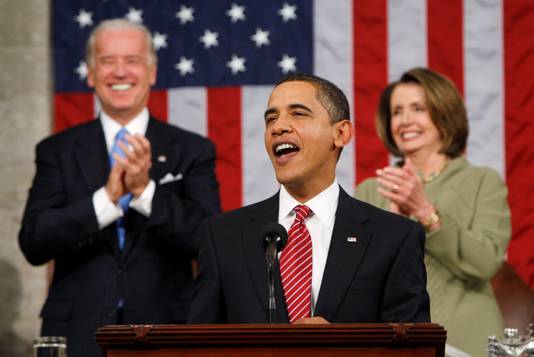 Barack Obama met Joe Biden op de achtergrond.