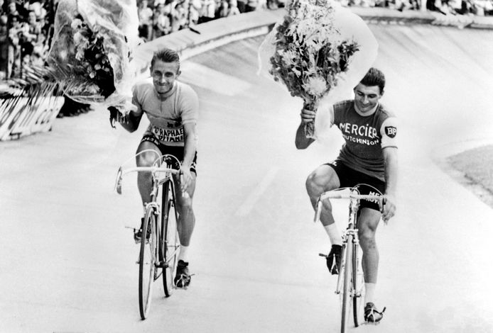 Poulidor, andermaal als tweede, naast Tourwinnaar Jacques Anquetil.