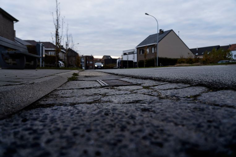 Tienen, Houtemstraat, ter hoogte van nummer 32 waar in 1991 de bewuste broek werd gevonden. Dit is het stuk straat dat toen werd afgesloten door de politie. Beeld © Eric de Mildt