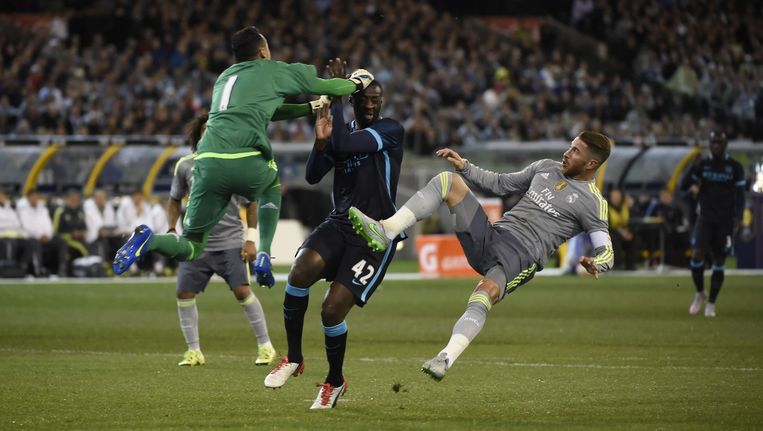 Fel duel met Ramos (r), Touré en Real-doelman Navas. Beeld AFP