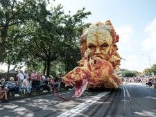 Kleurrijk spektakel in Lichtenvoorde; duizenden bezoekers vergapen zich aan corsowagens