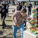 Vrijheidsbeeld in regenboogkleuren dat knielt tegen racisme? Dat blijft niet lang overeind in Boedapest