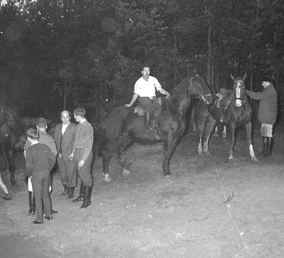 Mannen met paarden in het bos: wie gingen er met de ruiterclub uit Asten op pad?
