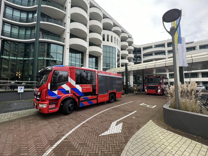 De brandweer is gealarmeerd voor een onwel wording van een medewerkster van het Theaterhotel in Almelo.