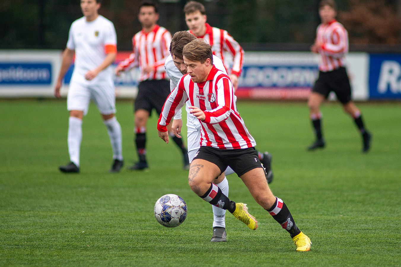 Olaf Kluitenberg (Robur) wordt op de hielen gezeten door een speler van Diepenveen.