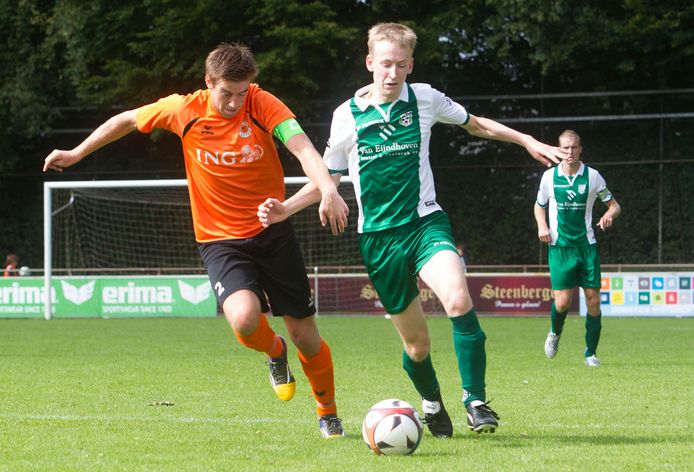 Beeld van NWC - RPC op 6 september 2015. NWC-aanvoerder Ralf van Oosterhout (links) in duel met Sean Gilbert van RPC. Beide ploegen treffen elkaar zondag weer in de competitie.
