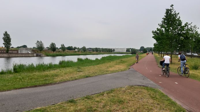 De Waterdonken krijgt een stadsstrandje aan de zuidkant, nabij de noordelijke rondweg, aan de fietsroute.