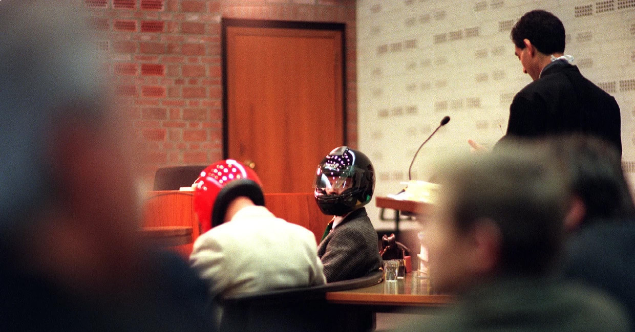Twee oud-rechercheurs van de Criminele Inlichtingendienst in de rechtszaal wegens verdenking van meineed bij de parlementaire enquête opsporingsmethoden (1997 Beeld ANP