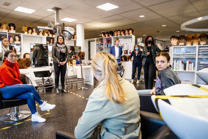 Een bezoek van onderwijsminister Ingrid van Engelshoven aan een ROC in Den Haag.