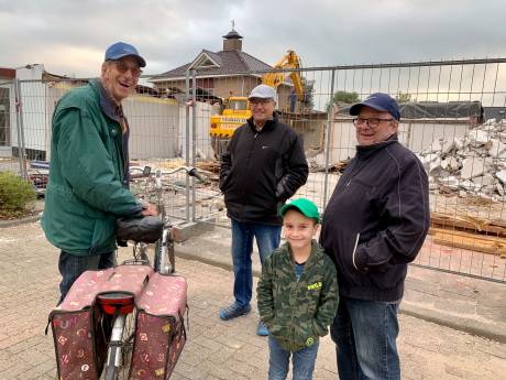 Kees (78), Peter (69), Thijs (68) en Callen (7) kijken bij de sloop van een oud winkelcentrum