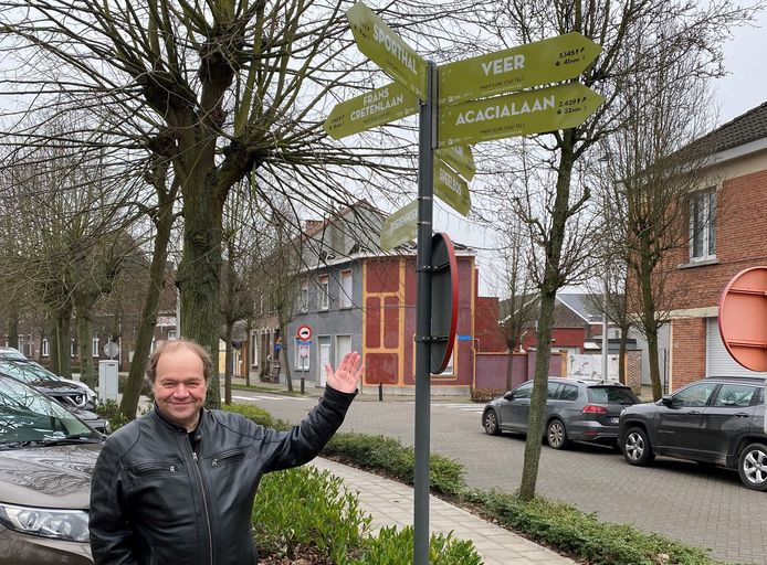 Schepen Geert Rottiers (CD&V) aan de wegwijzers.
