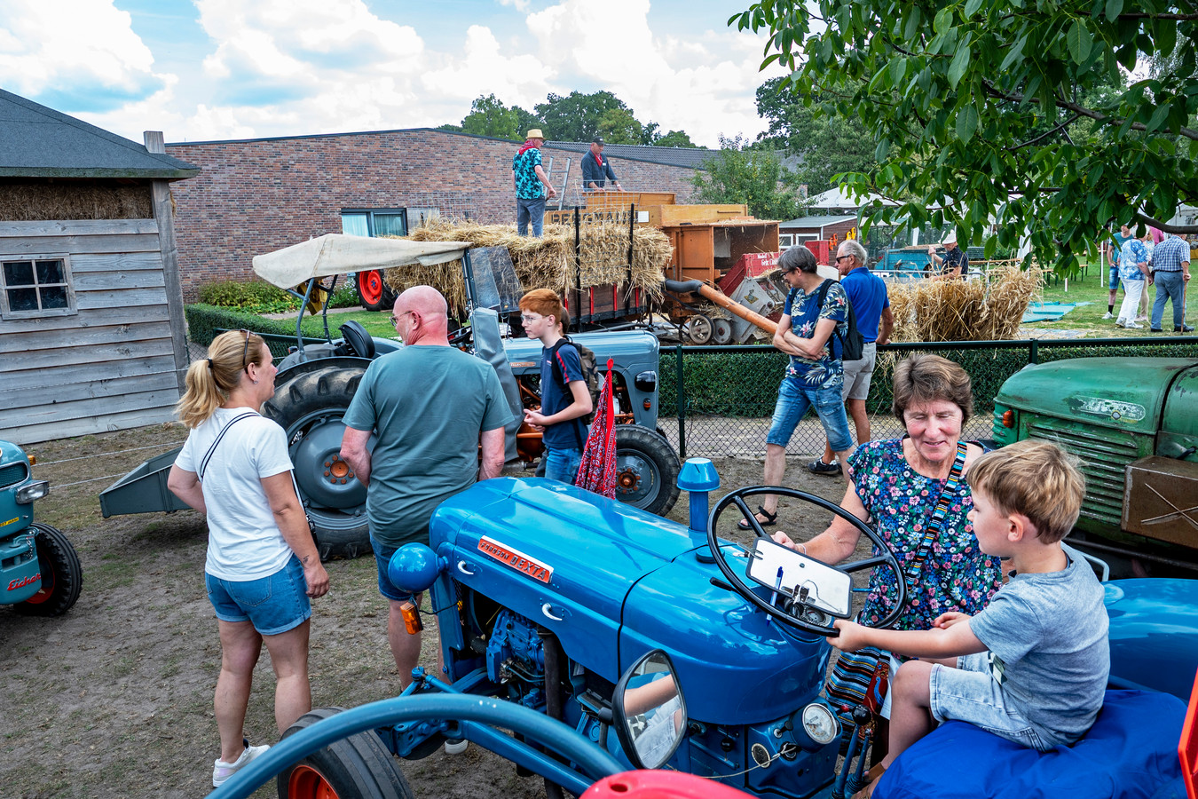 op-de-oogstdag-is-het-boerenleven-nog-gewoon-romantisch-foto