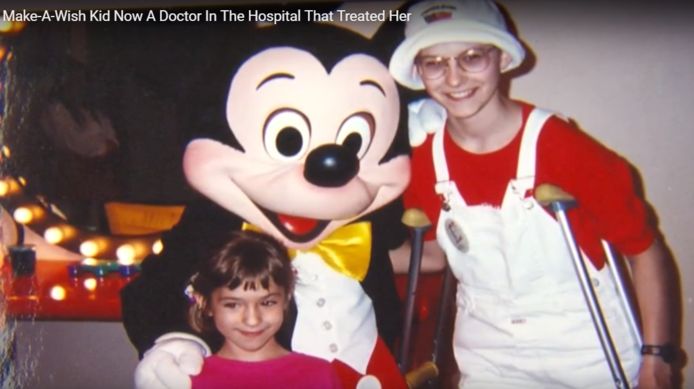 Jenn Pratt (rechts) met haar zusje op bezoek bij Mickey in Disney.