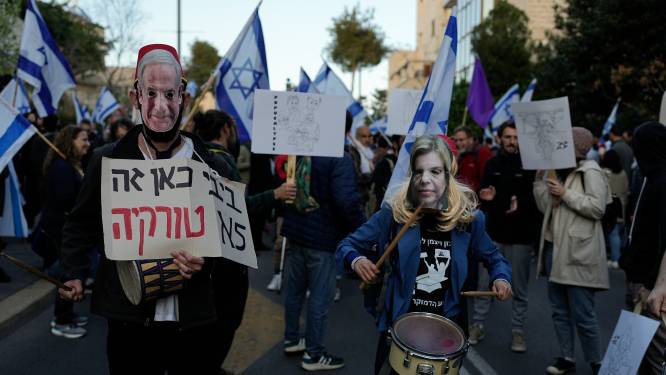 Juridische hervorming die Israël in tweeën splijt uitgesteld