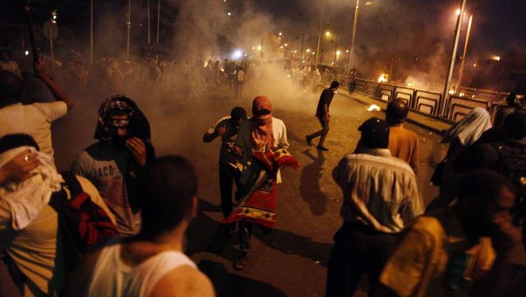 Veiligheidstroepen verdreven vanochtend vroeg de demonstranten bij de Republikeinse Garde in Caïro. Beeld afp
