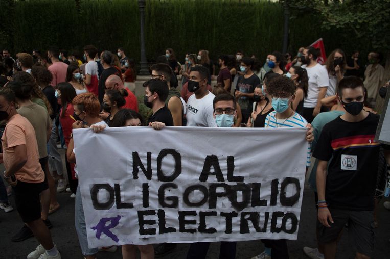 Burgers protesteren tegen de grote stijging van de elektriciteitsrekeningen in Granada, Spanje. 
 Beeld AFP, Jorge Guerrero