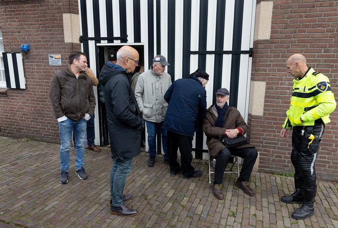 Nadat Arthur Graaff naar buiten was gesleept, nam hij plaats op een stoeltje en ging hij in gesprek met burgemeester Harry de Vries (tweede van links).