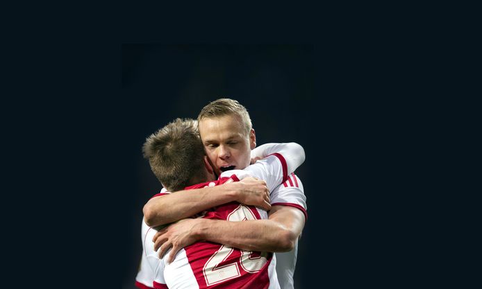 Kolbeinn Sigthórsson viert zijn winnende goal met aangever Lasse Schöne.