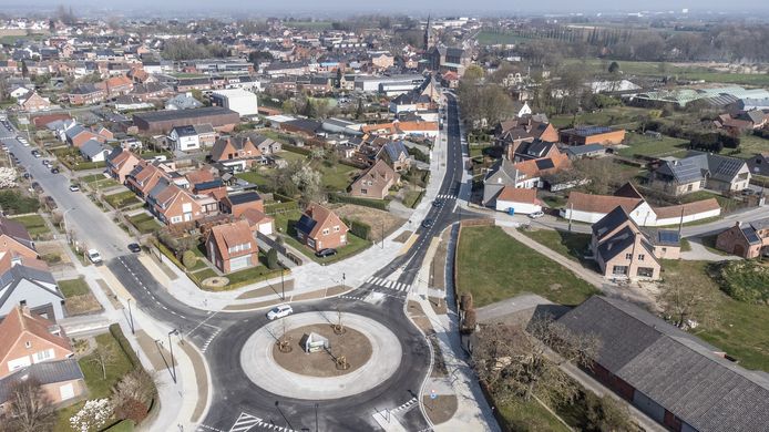 Op het kruispunt van de Oudenaardse- en de Anzegemsesteenweg rijdt het verkeer nu over een rotonde.