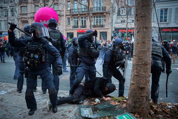 De Franse oproerpolitie arresteert een demonstrant in Parijs. Beeld van 19 januari.