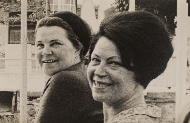 Corrie (links) en Diny Voskuijl, circa 1963. Beeld Uit familiealbum Voskuijl