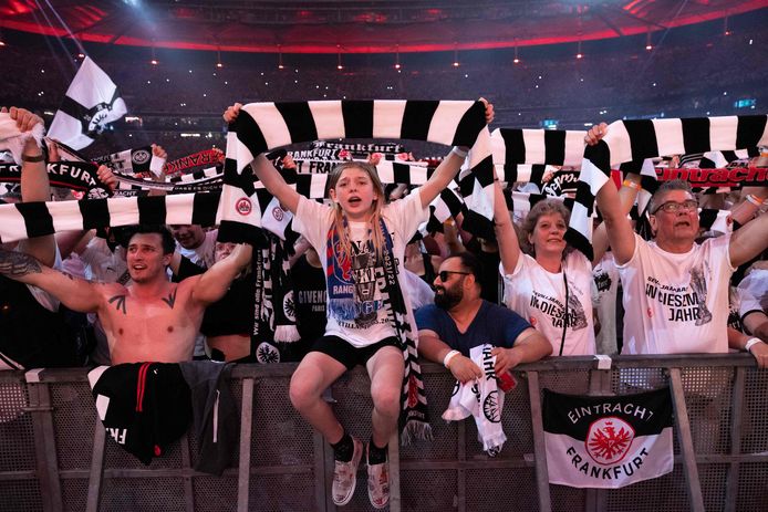 Supporters Eintracht Frankfurt vieren Europa League-zege.