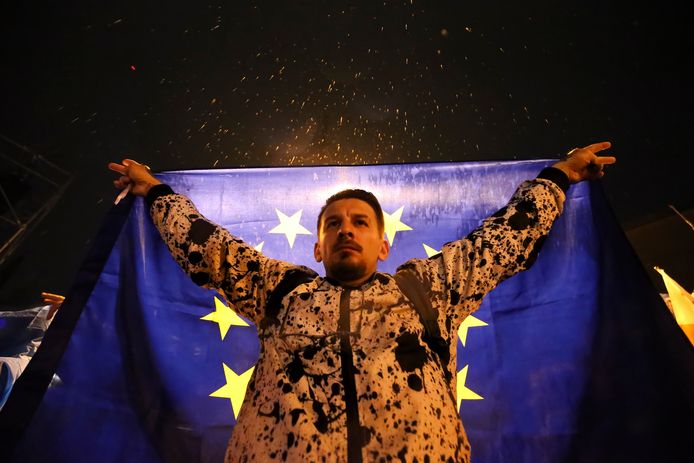Tijdens een pro-Europees protest in Georgië hielden demonstranten zaterdag EU-vlaggen omhoog, in de zaal van het songfestival werden ze diezelfde dag juist geweerd.