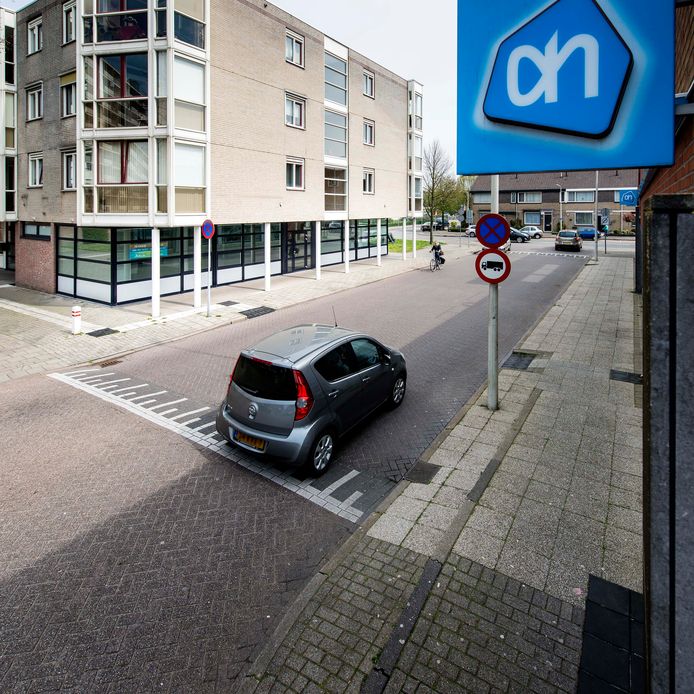 Tegenover de Albert Heijn op het Zonneplein zit de buurthuiskamer van Leger des Heils.