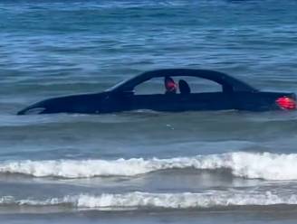 KIJK. Man parkeert BMW van 150.000 euro op strand... en die wordt in zee gesleurd
