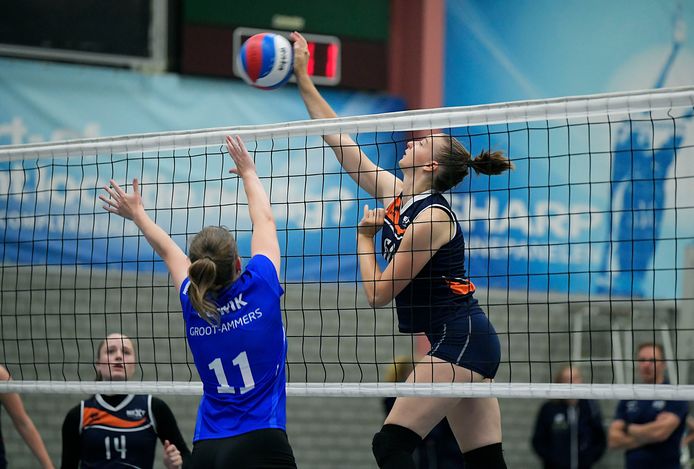 Megan Korpershoek namens Next Volley Dordrecht in actie tegen WIK uit Groot-Ammers.