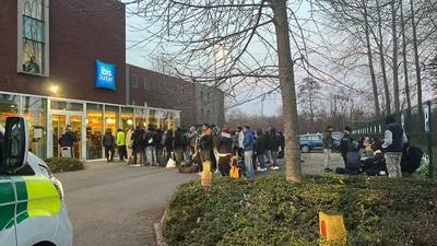 163 personnes relogées à Ruisbroek après l’évacuation du squat de la rue des Palais, le bourgmestre pris de court: “Une honte”