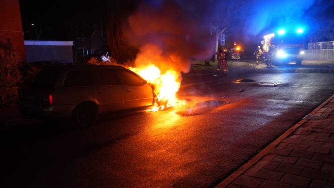 Auto verwoest door brand in Velp, buurbewoner hoort explosie en belt 112