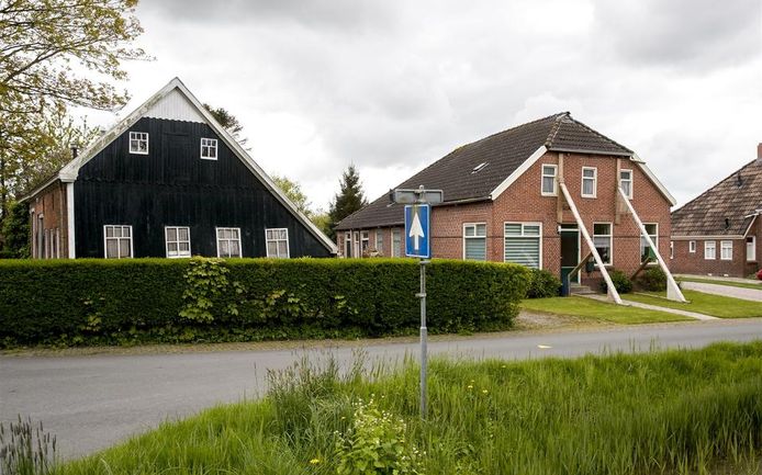 Beschadigde woning door aardbeving staat in de stutten in de buurt van Loppersum