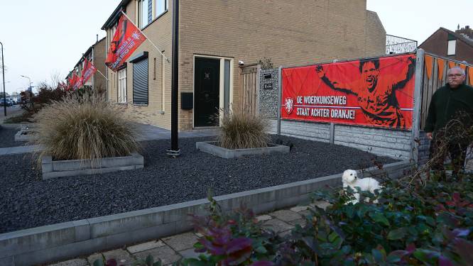 Woudrichemseweg in Almkerk staat achter Oranje en vlagt volop