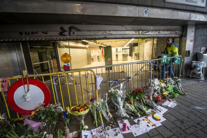 Na de aanslagen werden bloemen neergelegd aan het station van Maalbeek.