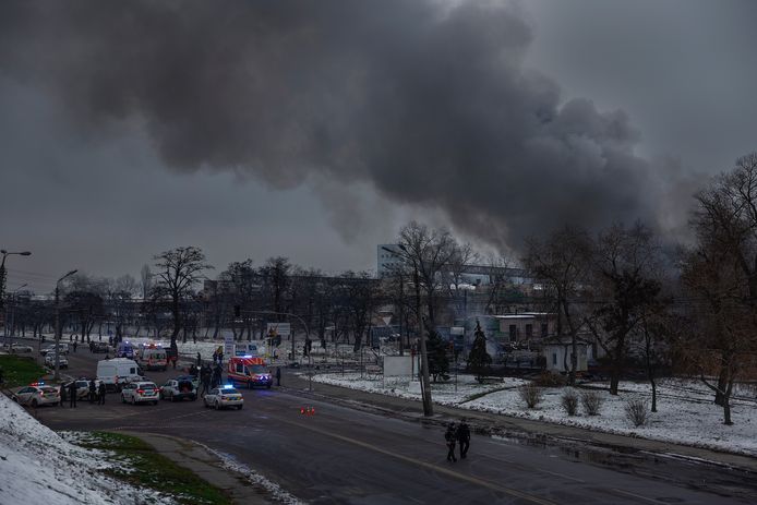 Brandweer en reddingswerkers in de weer op een plek in centrum Kiev waar gisteren een Russische raket neerkwam.