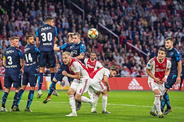 Hakim Ziyech, toenmalig Ajaxied, neemt een vrije trap tegen Vitesse in het seizoen 2018/2019.  De drie Ajacieden in het midden (vlnr Van de Beek, Ziyech en Veltman) hebben de club inmiddels verlaten. Beeld Guus Dubbelman / de Volkskrant